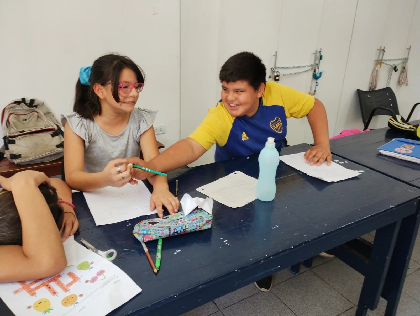 Chicos realizando actividades de apoyo escolar en Hay Pique